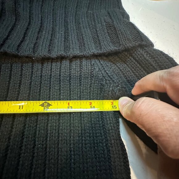 Ribbed Knit Off-Shoulder Sweater With Zippered Design - Picture 4 of 7